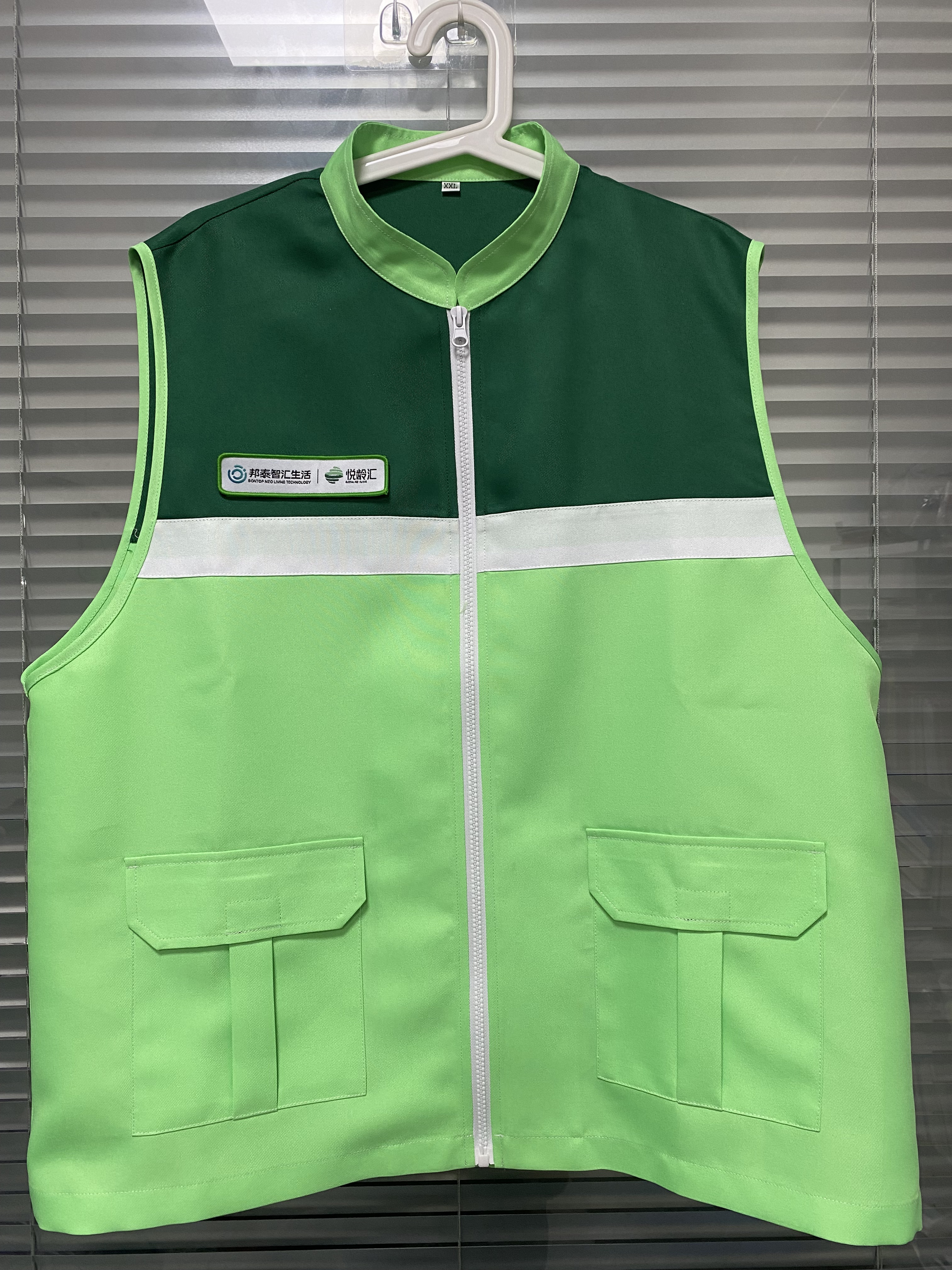 夏季工作馬甲定制的這款馬甲前胸后背都印有l(wèi)ogo文字